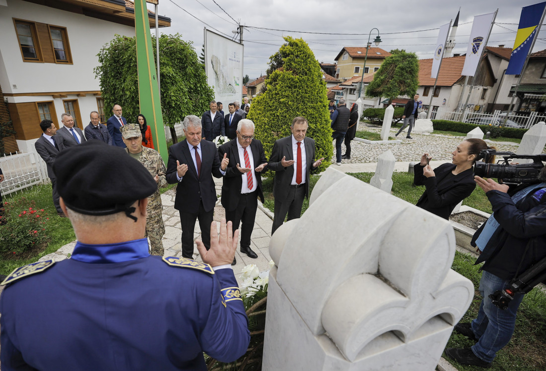Polaganjem cvijeća u Sarajevu obilježen Dan pobjede nad fašizmom, Dan Evrope i Dan Zlatnih ljiljana