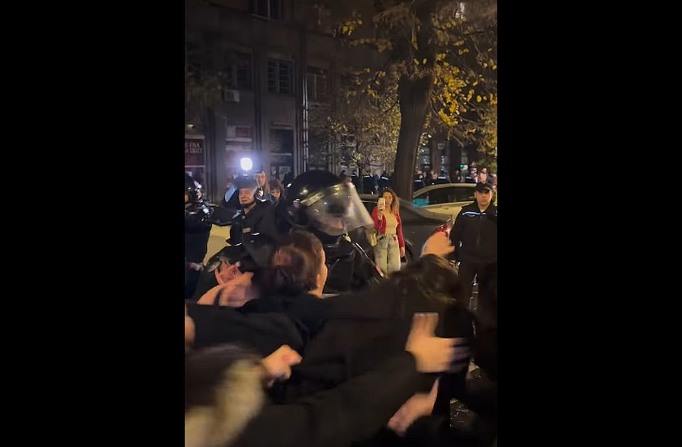 Užasne scene iz Srbije: Policajac čupao za kosu i tukao djevojke