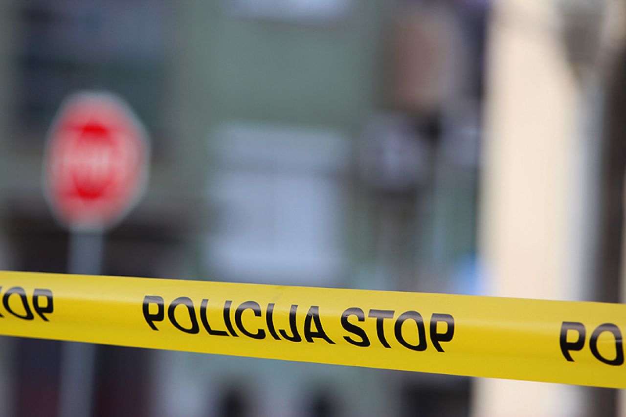 Jedna osoba poginula u sudaru autobusa i putničkog vozila u Rajlovcu