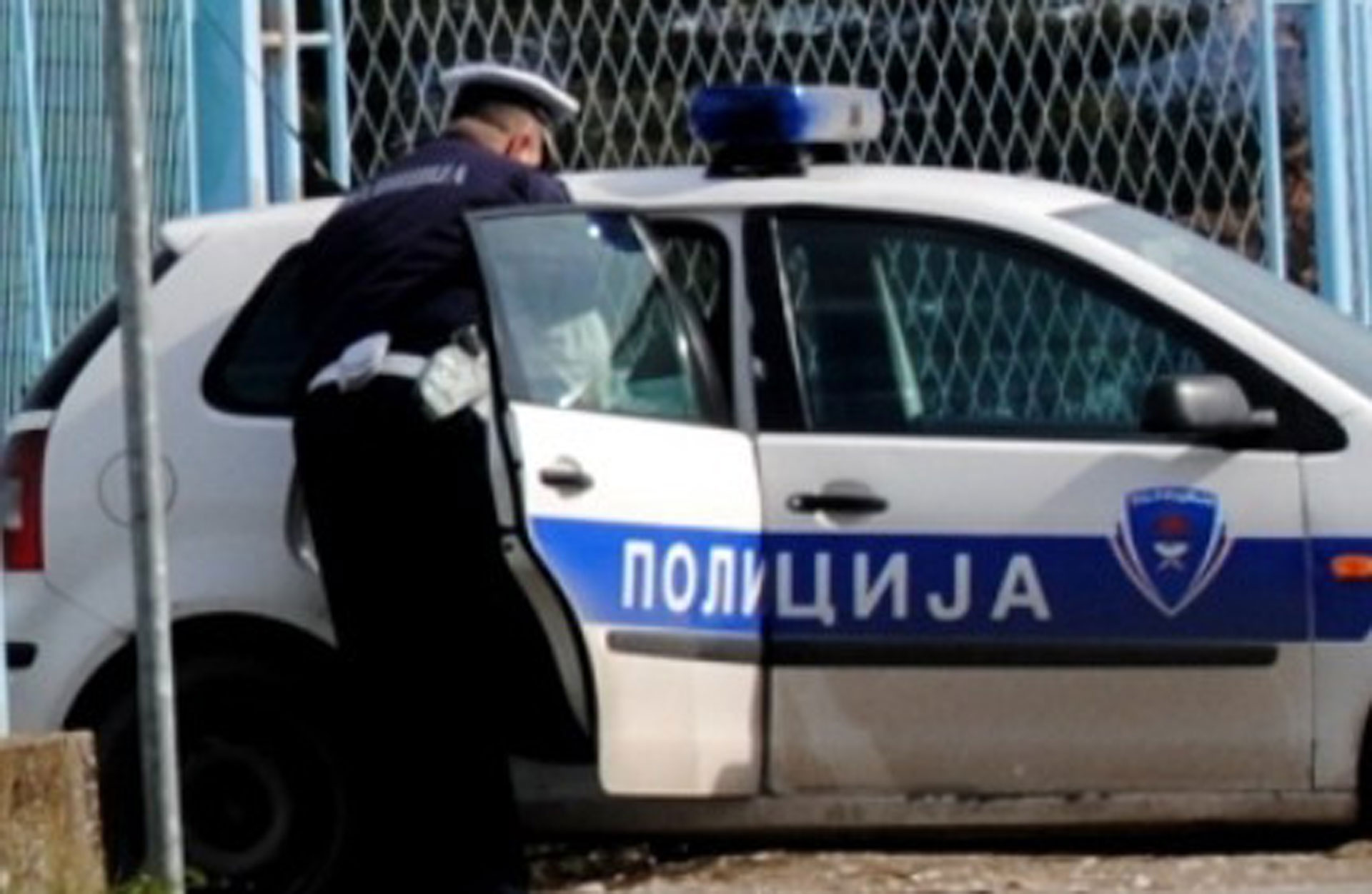 Pijan nasrnuo na policajca, kamenom gađao policijski auto