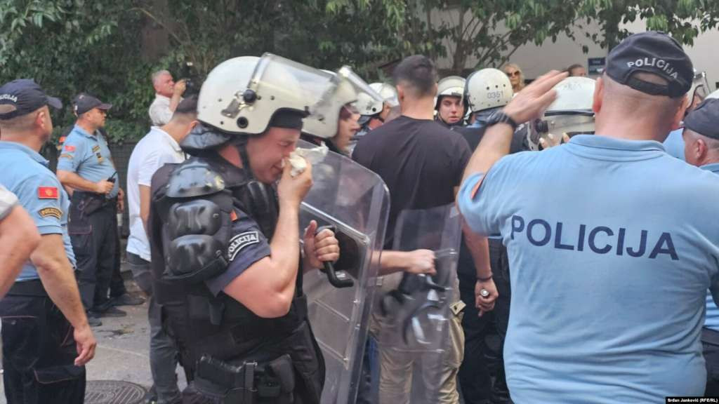 Policija u Podgorici koristila papar sprej protiv prosvjednika