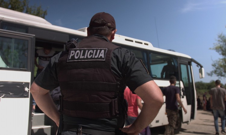 Stanje ranjenog dječaka stabilno, istraga o sukobu migranata još traje