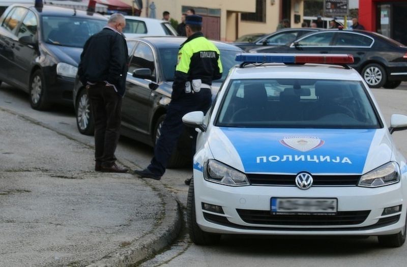 Fizički napad u Tesliću, oštećena i brava vozila