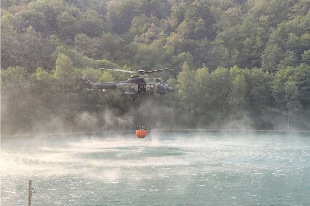 Helikopteri OSBiH jod utros ponovo aktivni na gašenju požara Ponijerima