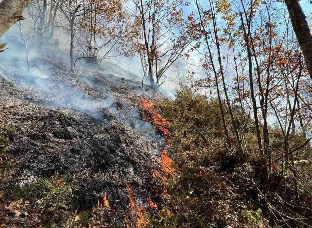 Požar u blizini Bugojna još aktivan, jutros stigao helikopter Oružanih snaga BiH