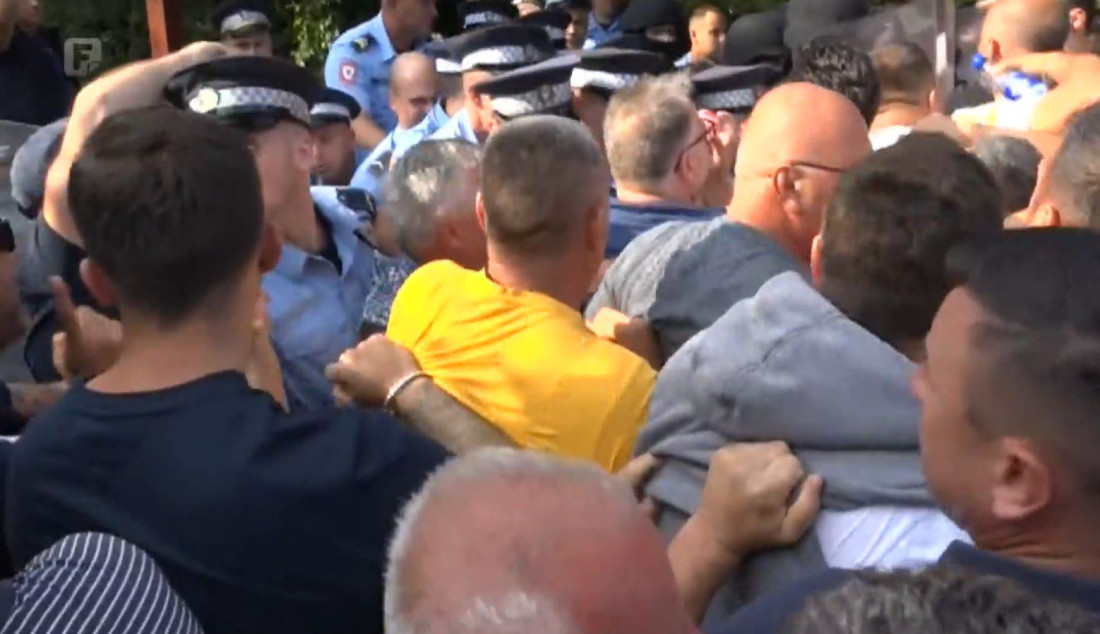 Građani probili kordon policije ispred kuće Milana Miličevića