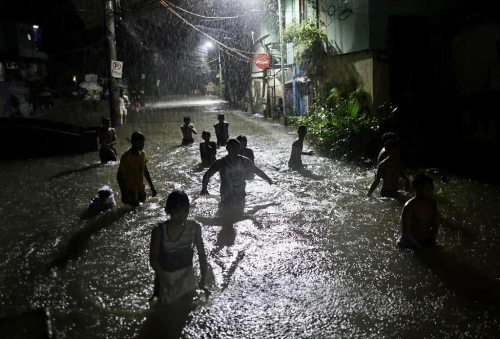 Poplave uzrokovane bujičnim kišama zaustavile život u glavnom gradu Filipina Manili