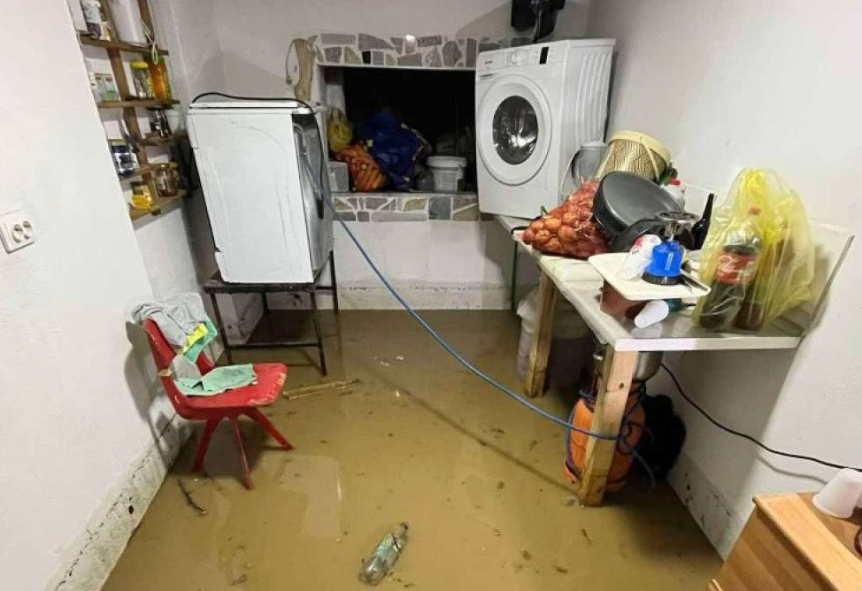 Poplave u Bosanskoj Otoci, voda u domovima u naselju Kajtezi