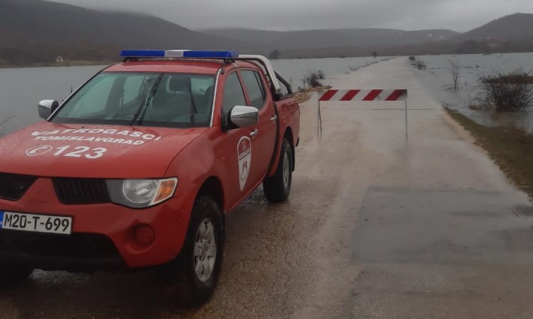 Poplave u Tomislavgradu, zatvorena lokalna prometnica u Vinici