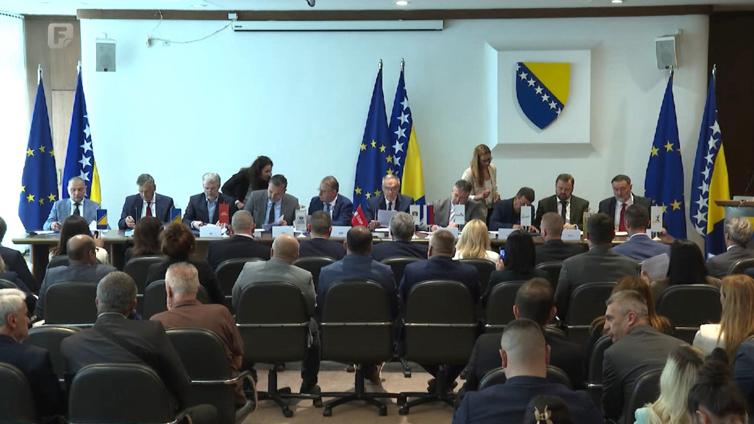 Politička slagalica potpisana, mnogi dijelovi još rasuti po stolu