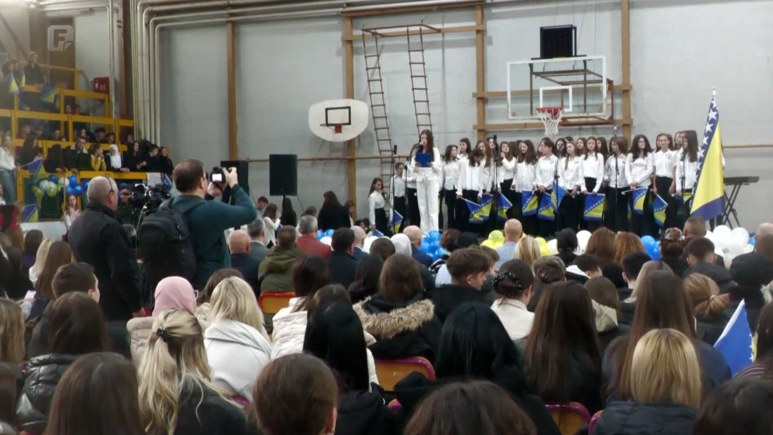 Osnovne i srednje škole Tuzlanskog kantona performansom obilježile Dan državnosti BiH