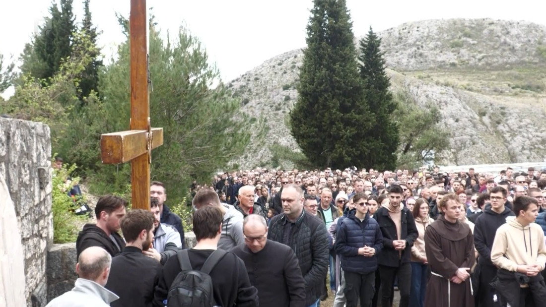 Stotine vjernika na Križnom putu na Humu; biskup Palić: Bog nas ljubi i spašava