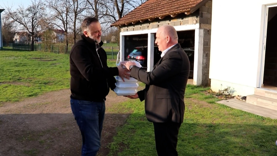 Gradonačelnik Dervente dijelio iftare sugrađanima