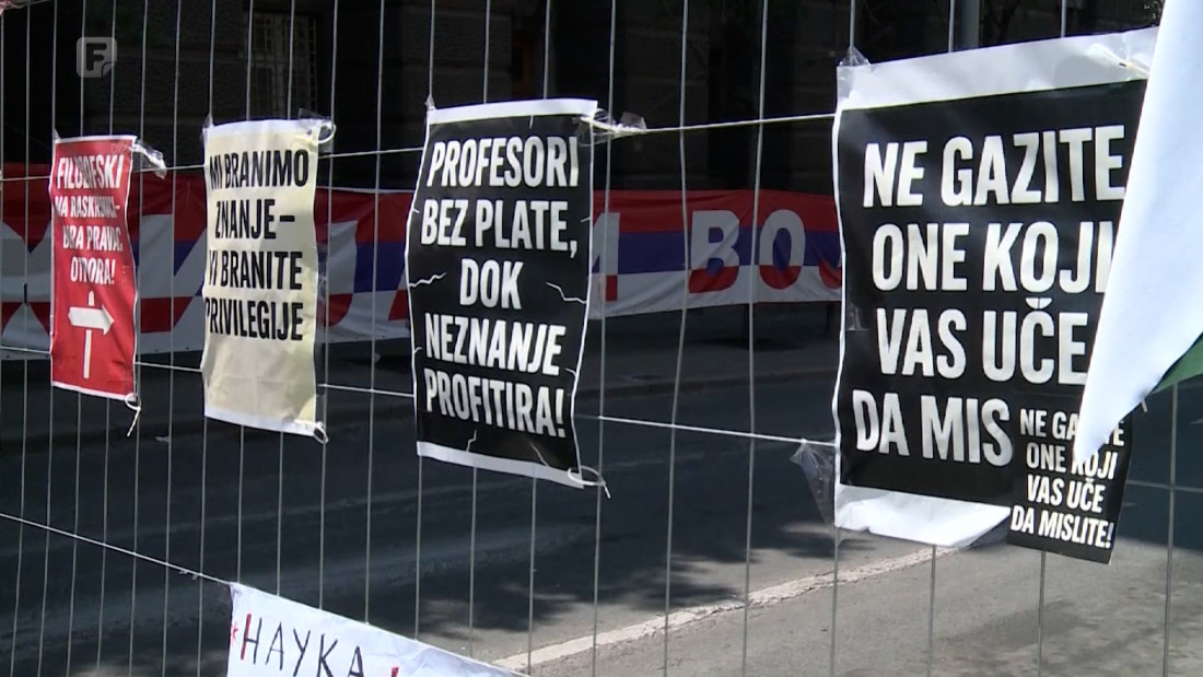 Profesori četvrti dan protestuju ispred Vlade Srbije