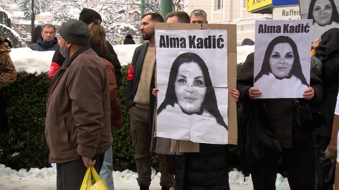 Ispred Vrhovnog suda FBiH održani protesti zbog smanjene kazne ubici Alme Kadić