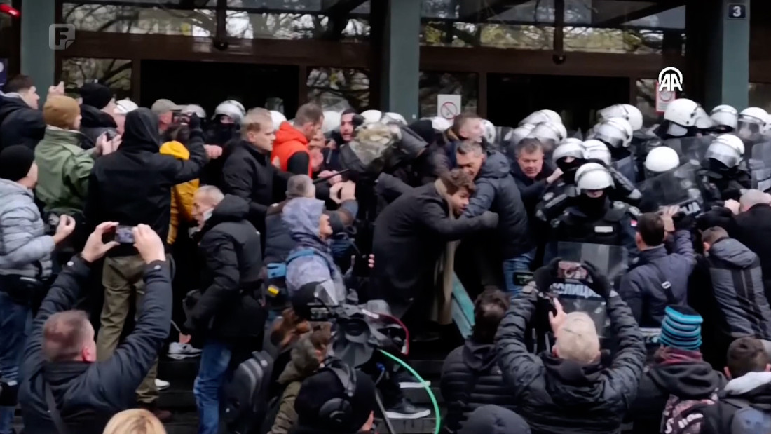 Istraga o nesreći u Novom Sadu dovela do hapšenja 12 osoba, traju protesti