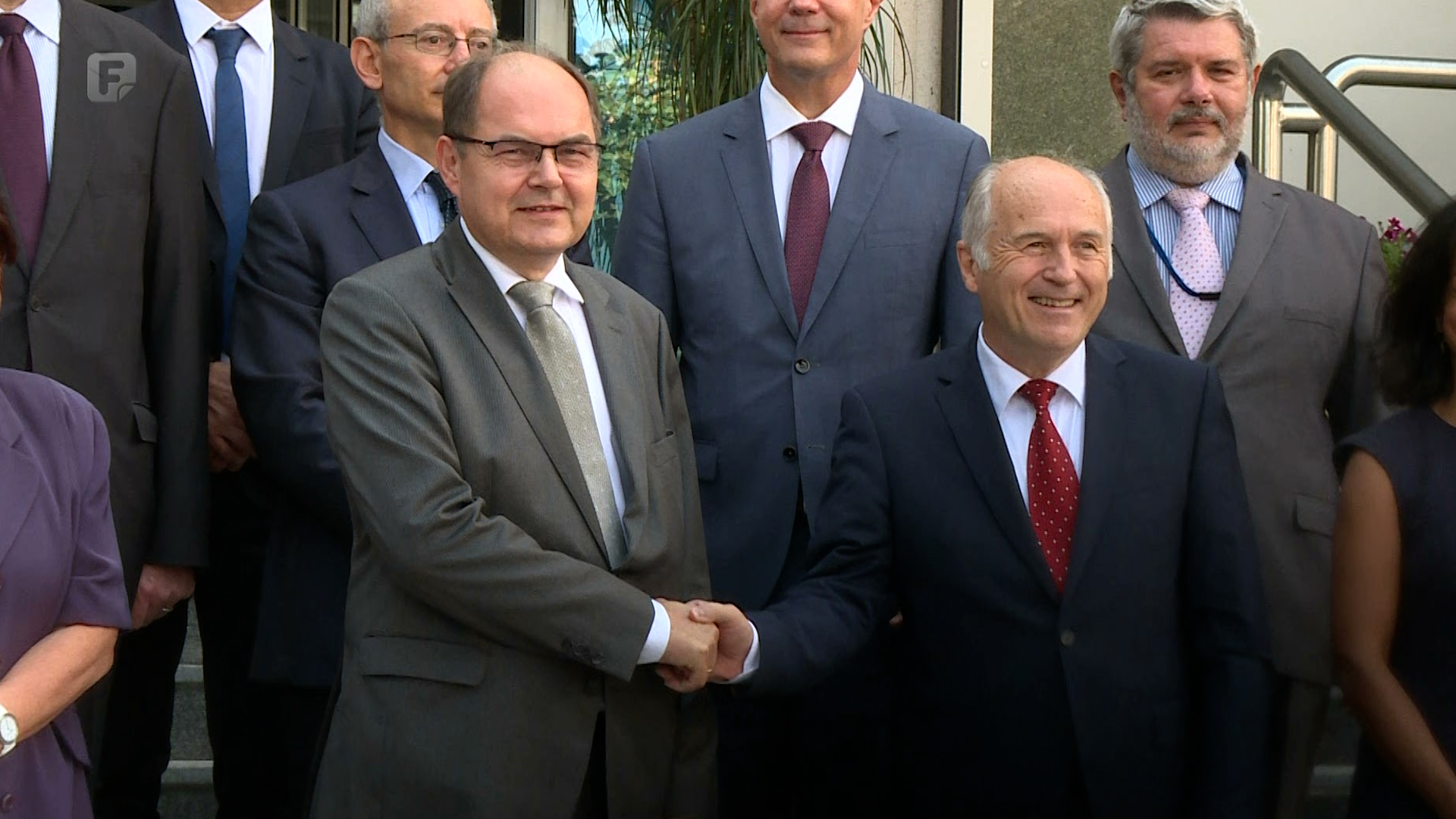 Schmidt i Inzko putuju kod Angele Merkel