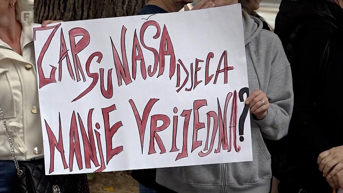 Roditelji srednjoškolaca u Žepču protestuju zbog poskupljenja đačkih karata