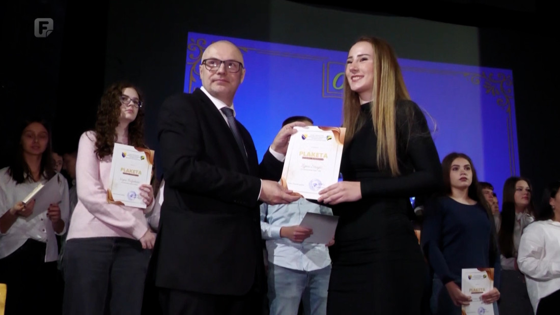 U Tuzli promovisano 118 učenika generacije: Plakete, knjige i stipendije