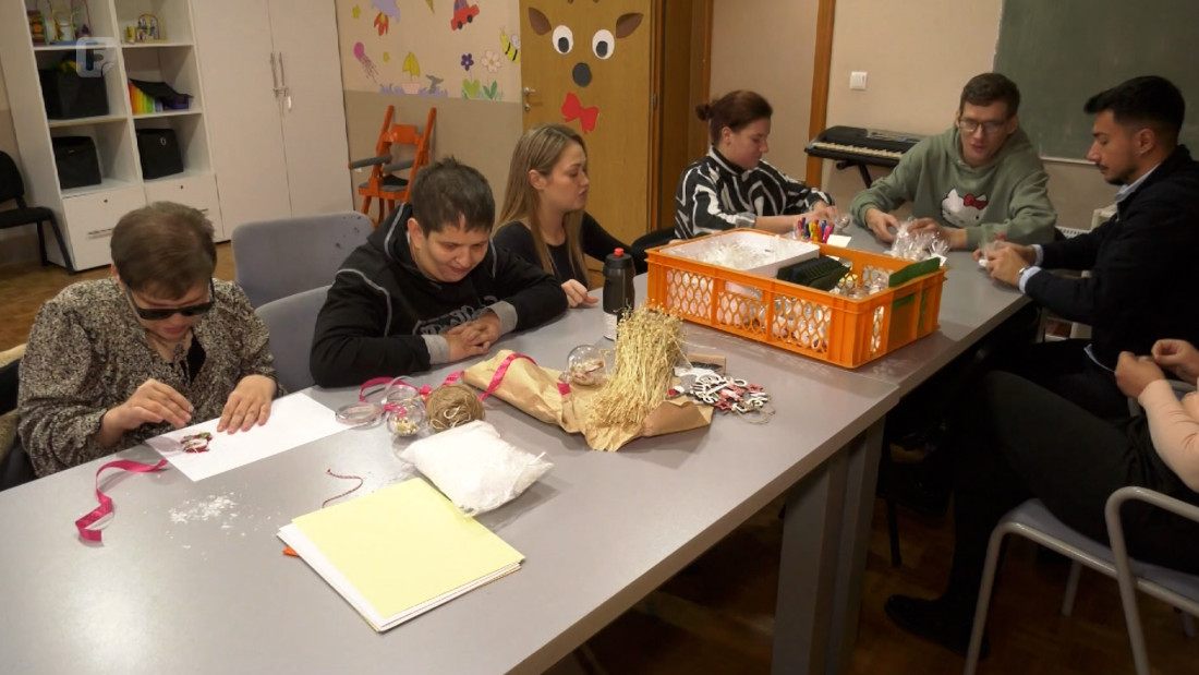 Članovi udruženja 'Put u život' iz Orašja prave unikatne poklone za Božić