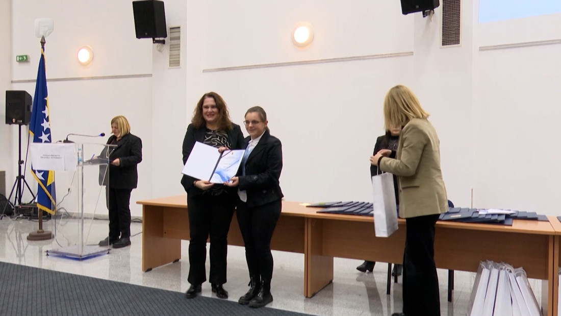 FMOZ: Nagrađena 54 najbolja učenika osnovnih i srednjih škola u FBiH