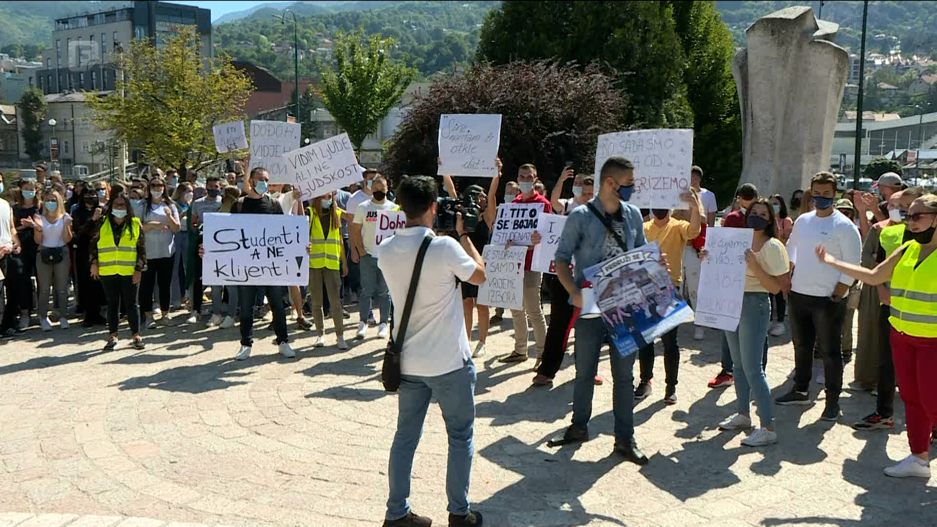 Studenti UNSA nezadovoljni uvjetima studiranja izašli na mirne proteste