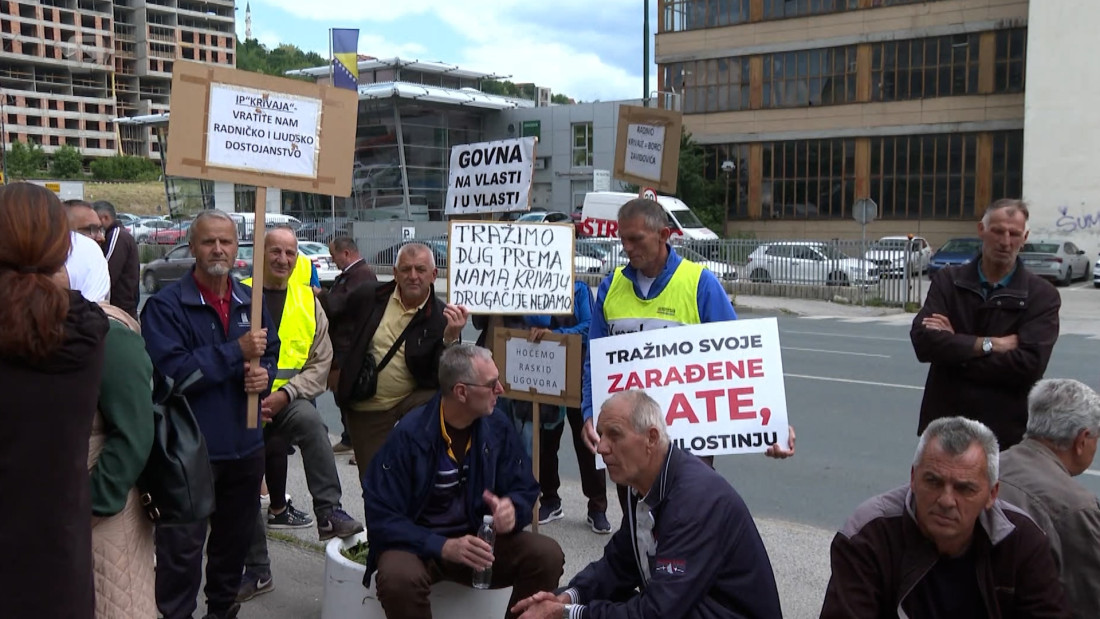 Bivši radnici Krivaje pred zgradom Vlade FBiH, traže rješenja za njihov status