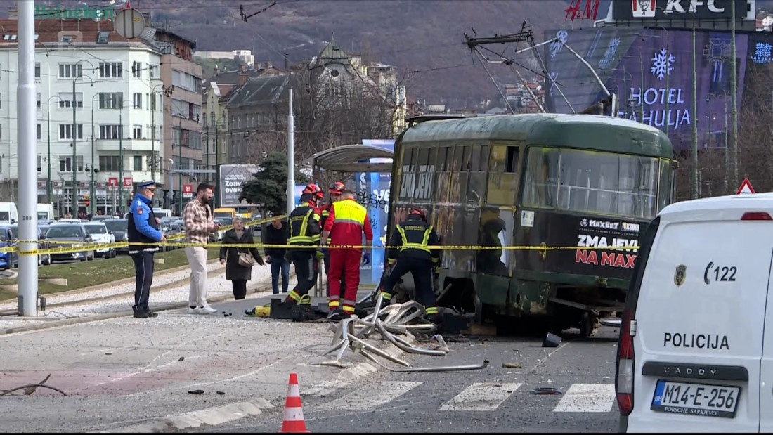 U teškoj saobraćajnoj nesreći prilikom iskakanja tramvaja iz šina poginula muška osoba