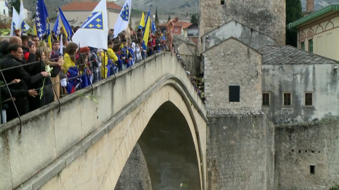 Prije 32 godine granatama HVO-a srušen Stari most u Mostaru