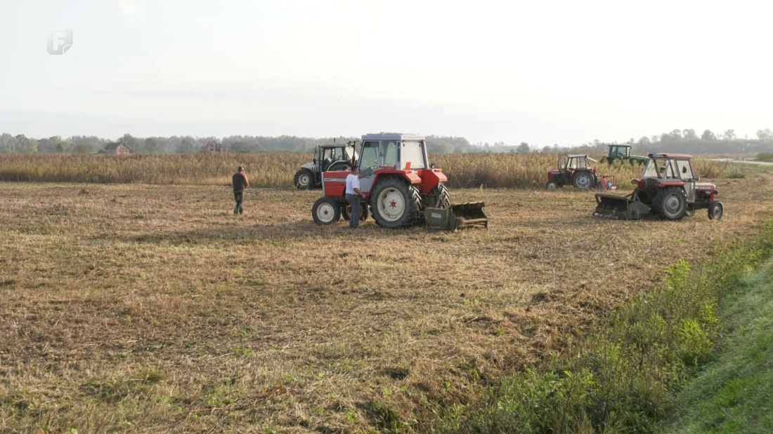 Odžački poljoprivrednici u znak protesta ušli u parcele državnog zemljišta
