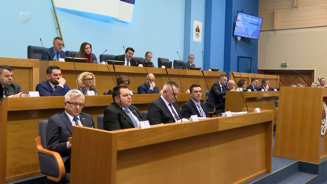 Neustavni Zakonu o nepokretnoj imovini pred poslanicima NSRS-a