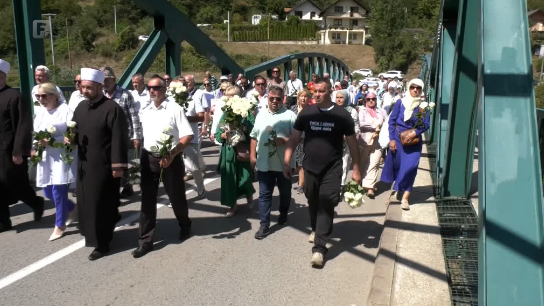 U Drinu spuštene ruže u znak sjećanja na ubijene i nestale Bošnjake Foče