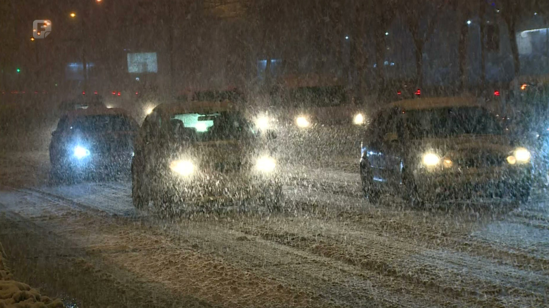 Zbog obilnog snijega otežano prometovanje na gotovo svim putnim pravcima u BiH