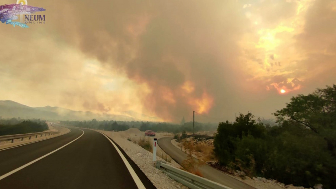 Požar u selu Prapratnica kod Neuma prijeti kućama