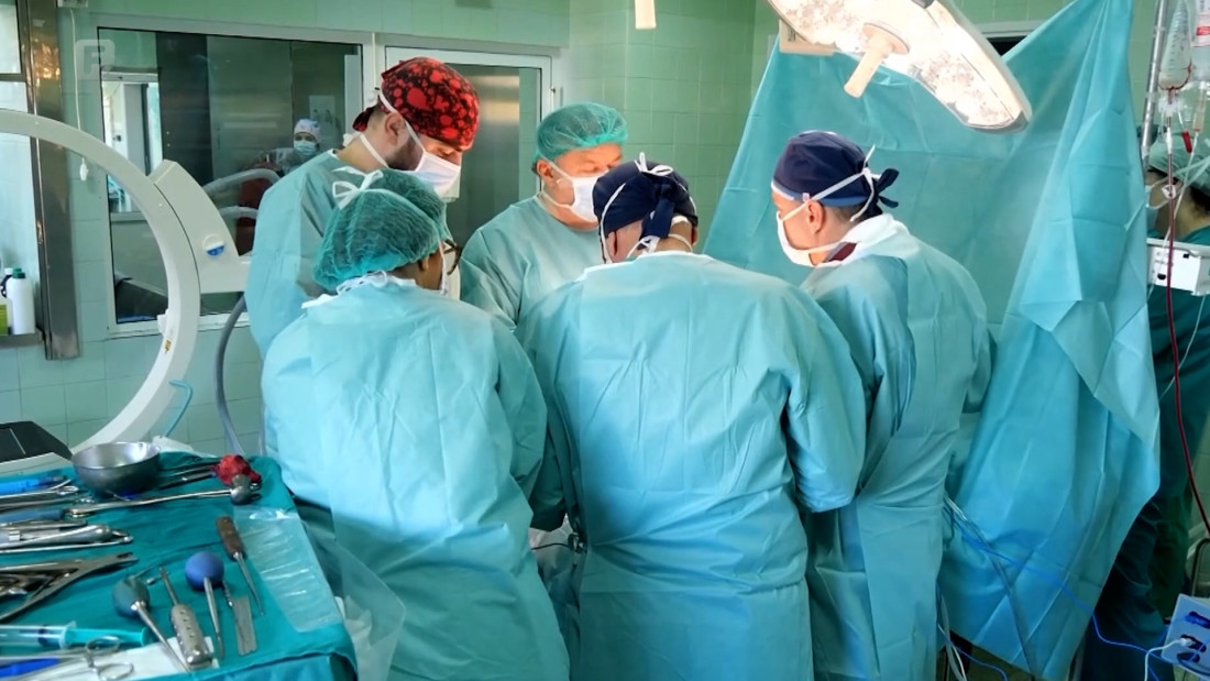 Prijenos znanja iz dijaspore: Američki hirurg izveo kompleksne operacije u Tuzli