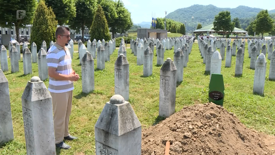 Potočari dan poslije: Tišina i bijeli nišani koji svjedoče o razmjeri zločina