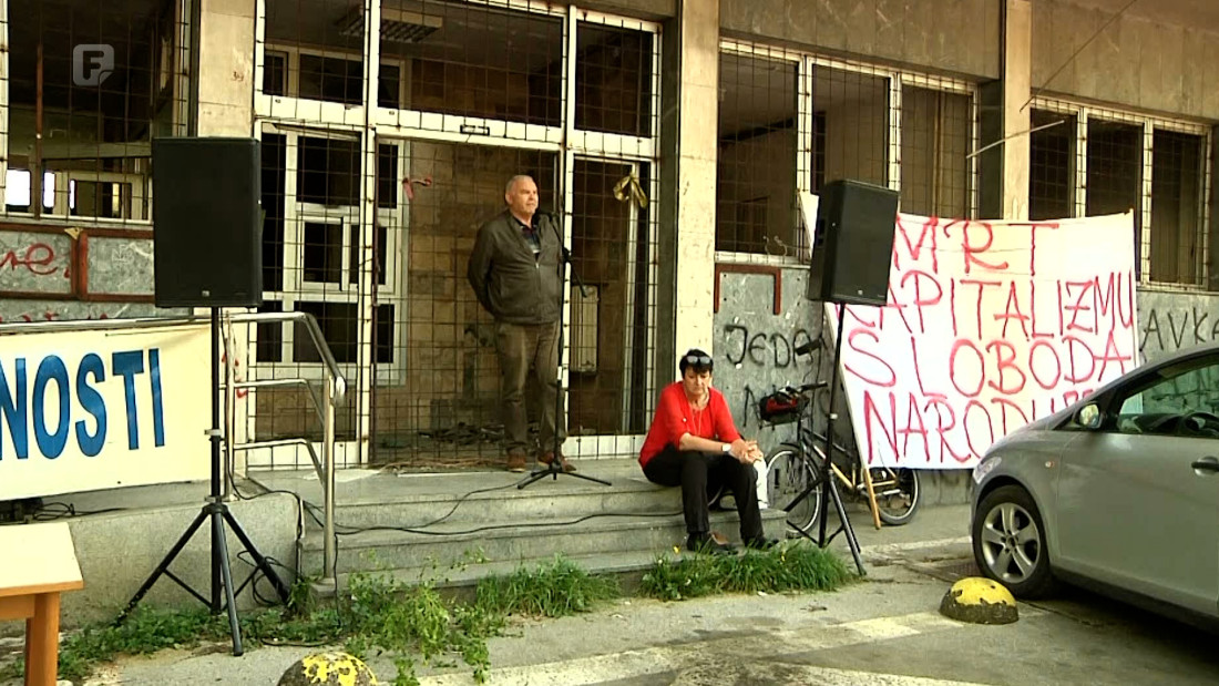 Dvadesetak okupljenih na protestima ispred zgrade 'Soda so' u Tuzli, spaljene 2014.