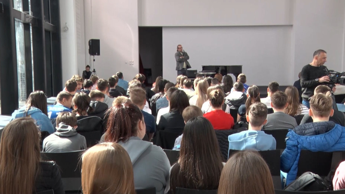 'Sigurna škola, siguran klik': Mladi u Tuzli upozoreni na opasnosti nasilja na internetu