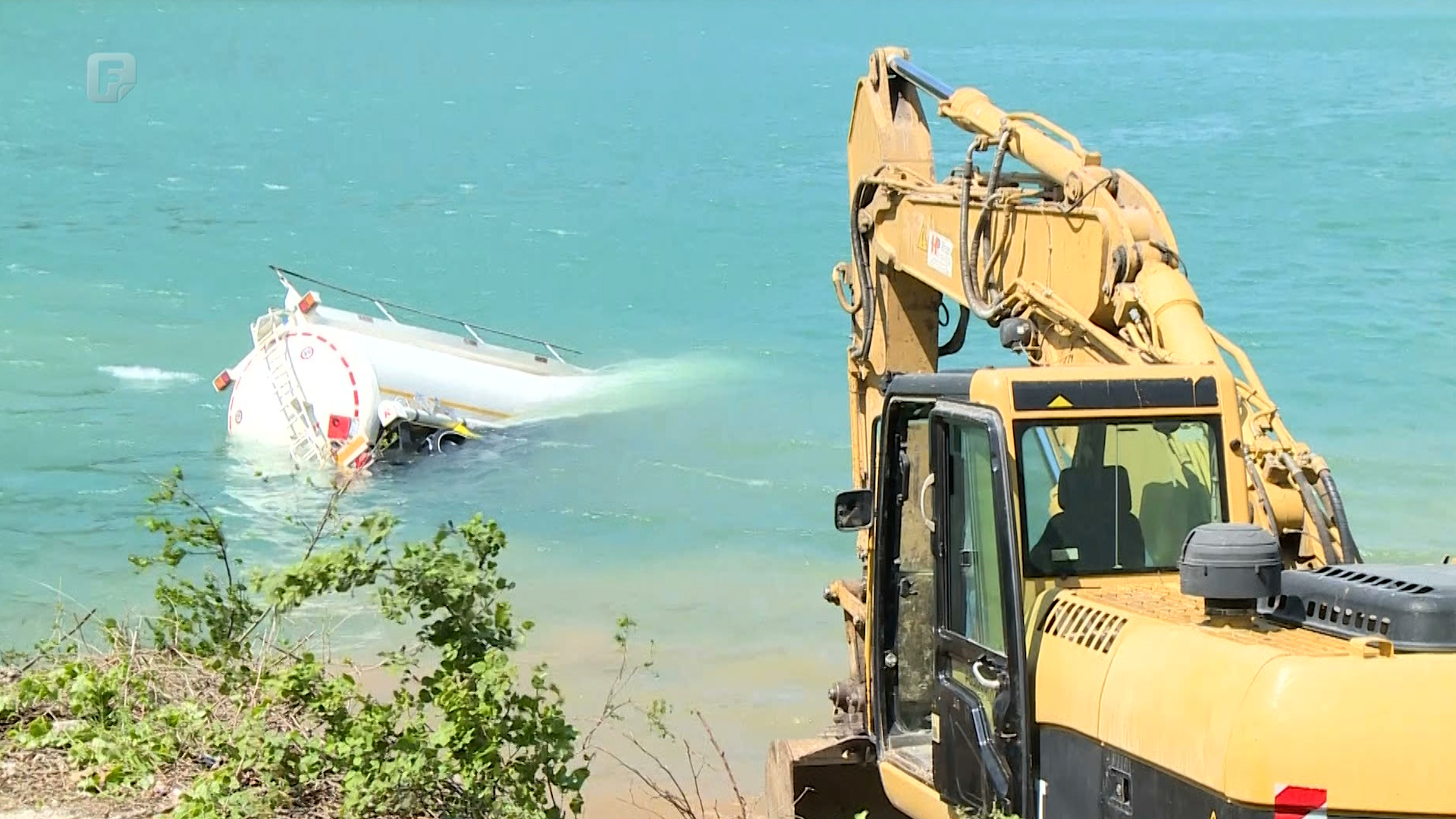 Inspekcija prati izvlačenje cisterne u Drežnici: Nije uočeno curenje nafte