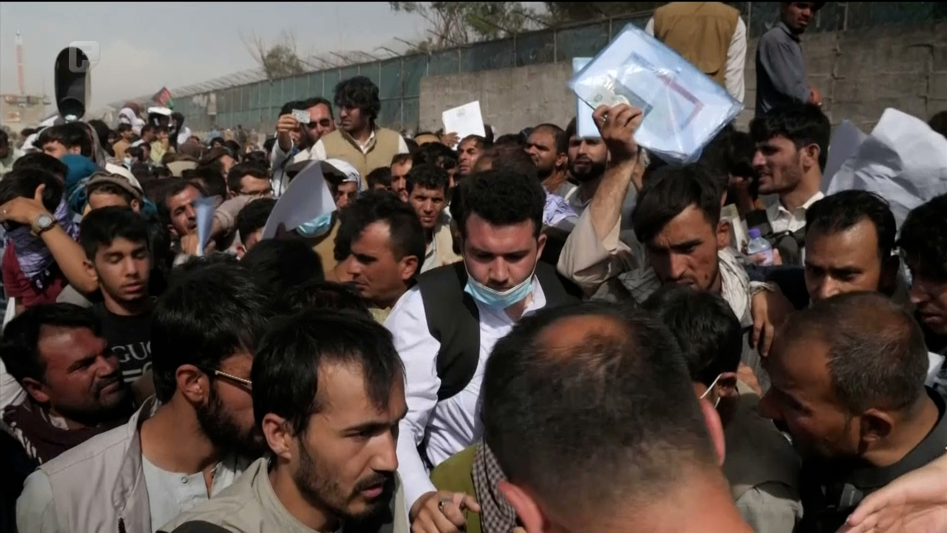 Hiljade ljudi čekaju pred aerodromom u Kabulu, očaj sve veći