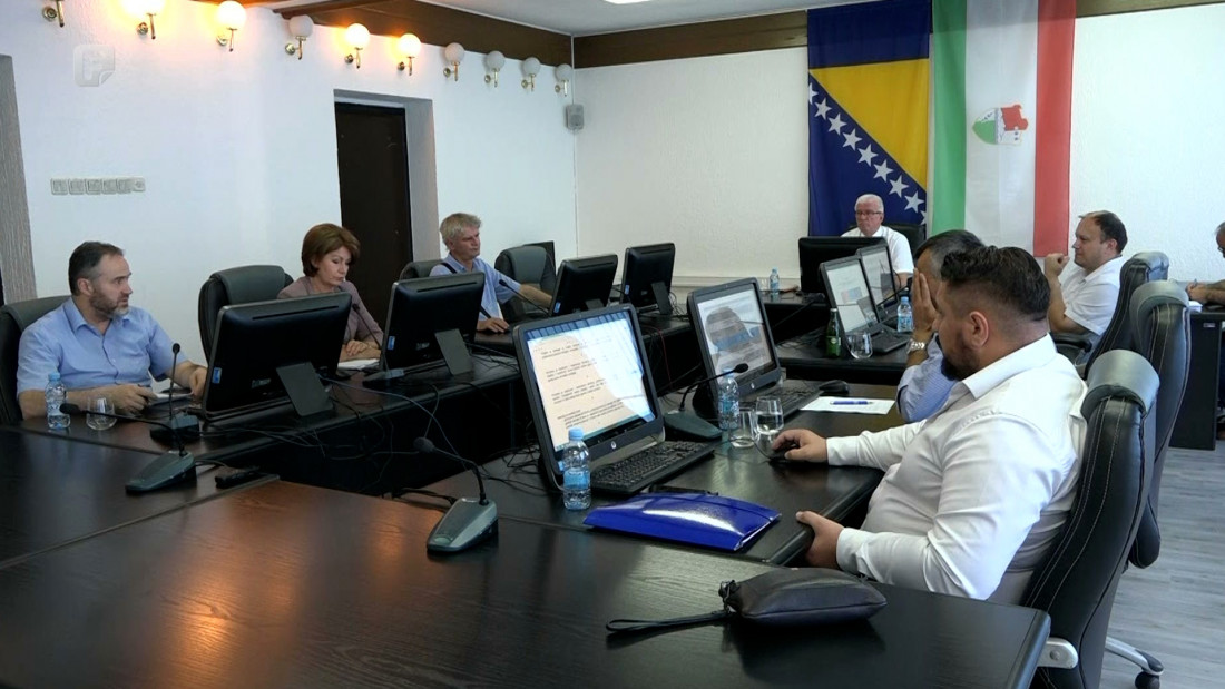 Vlasti SBK-a povećale vlastita primanja, penzioneri u potpunosti zanemareni
