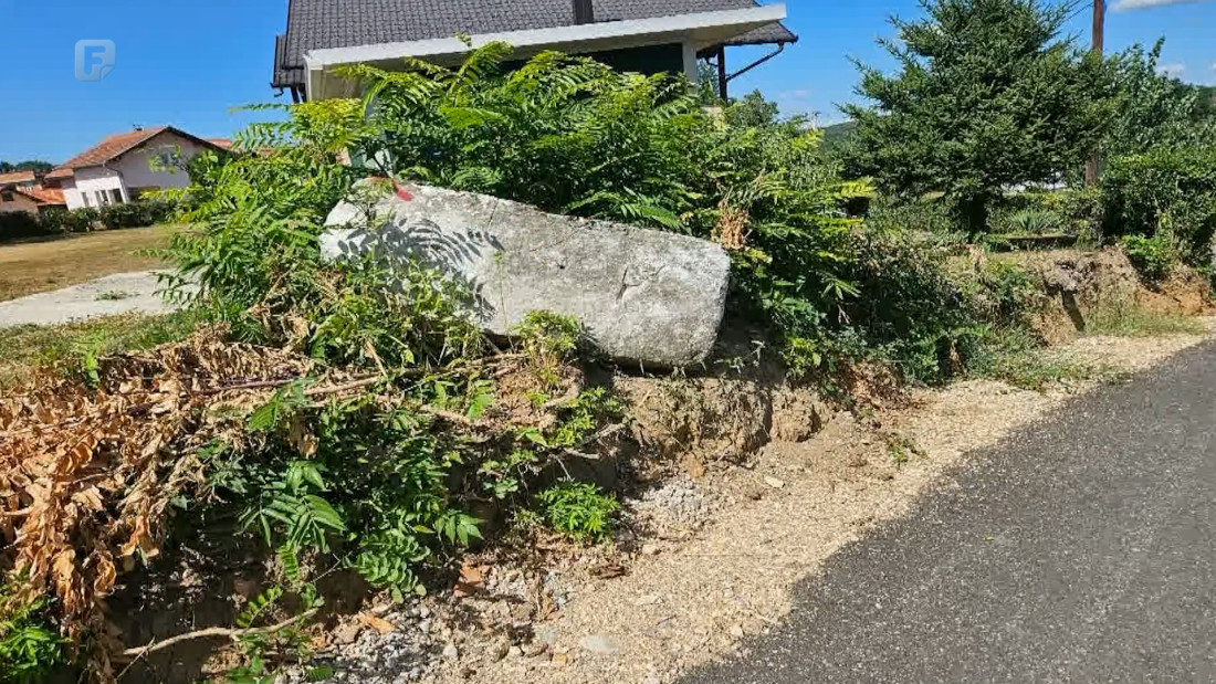 Oštećena nekropola stećaka u Usori tokom izgradnje lokalnog puta