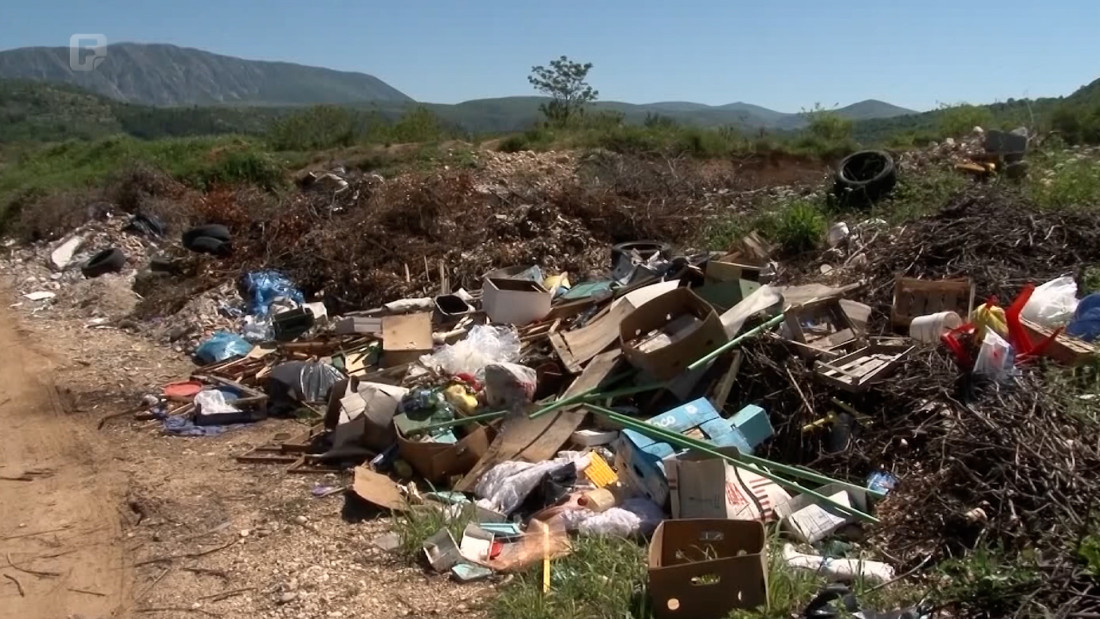 Stolac zatrpan smećem: Deponije uz plodne njive i turističke lokacije