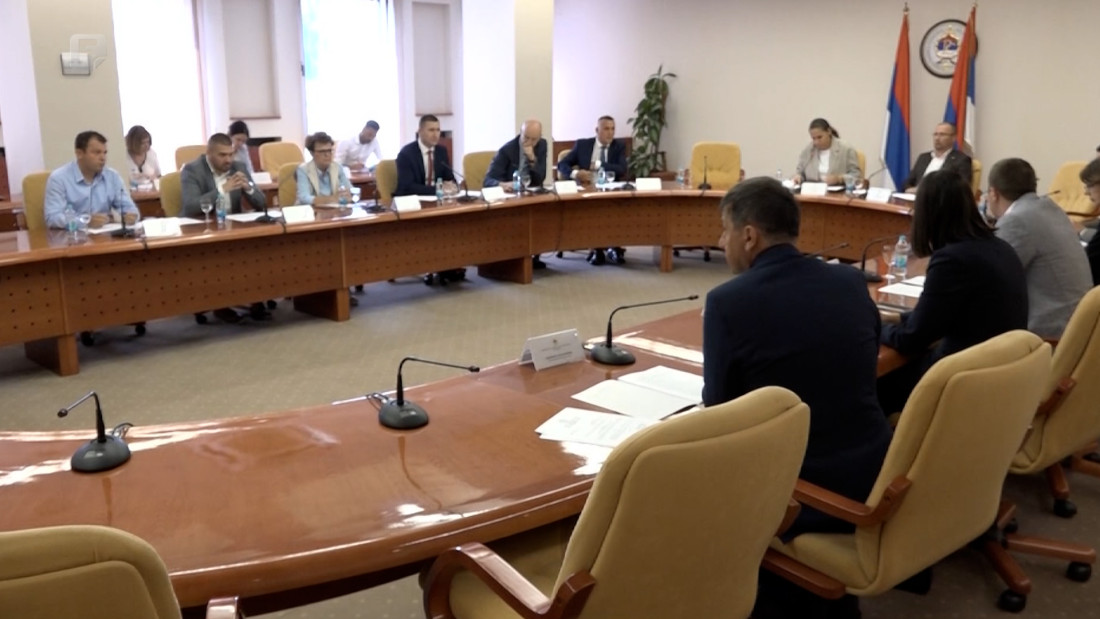 Opozicija traži odgovore o javnim preduzećima, Dodik pokreće priču o migrantima