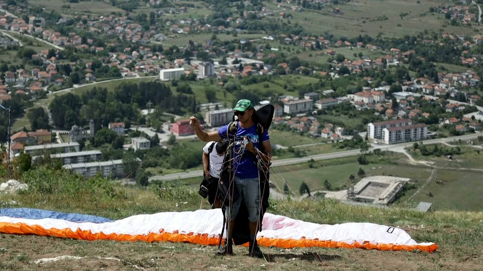 "Desant na Drvar": Više od 50 učesnika iz cijele BiH na otvaranju paraglajding poletišta iznad Titove pećine