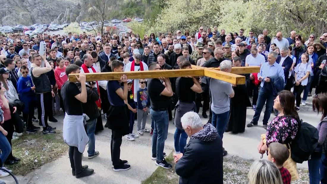 Na hiljade vjernika sudjelovalo u pobožnosti Križnog puta na brdu Hum iznad Mostara