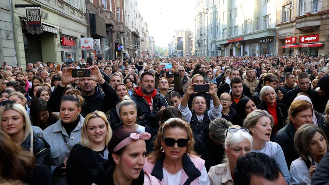 Okupljanjem građana ispred Vječne vatre Sarajevo se oprostilo od Halida Bešlića
