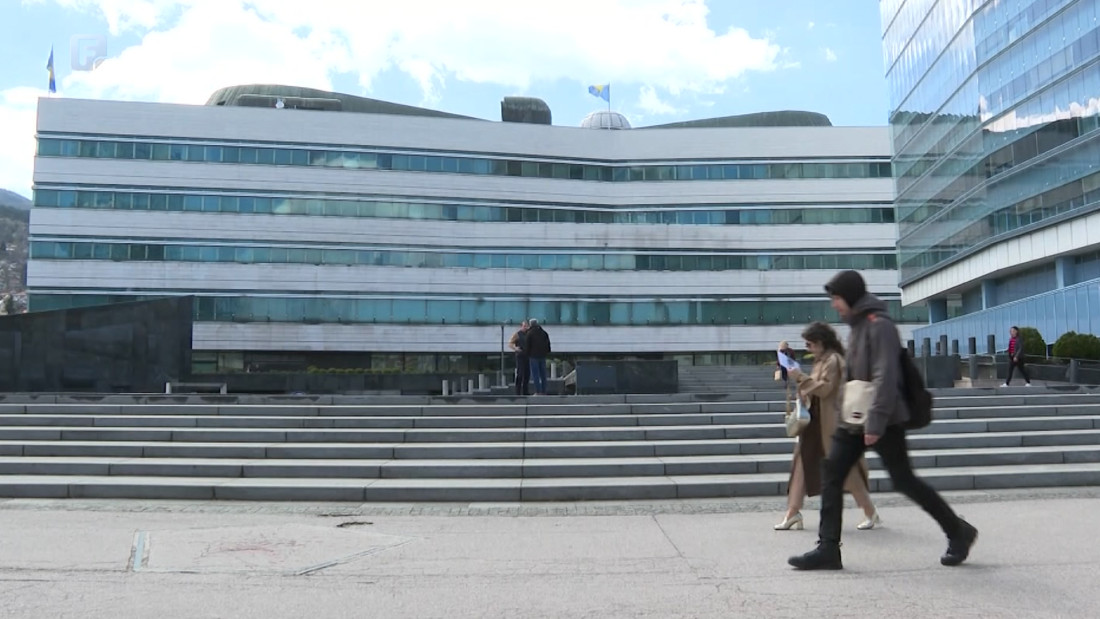 Ko s kim igra i čije se ruke jače drže?