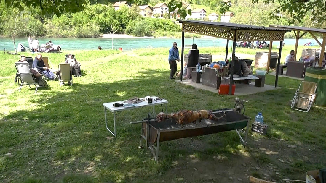 Bez sindikalnih poruka: Prvi maj u Goraždu u znaku druženja uz Drinu i roštilj