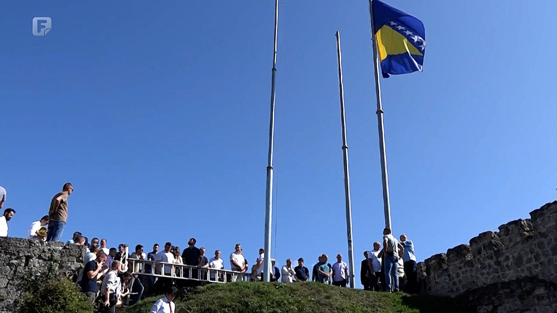 Predstavnici udruženja HVO-a i ARBiH zajedno podigli zastavu na jajačkog tvrđavi